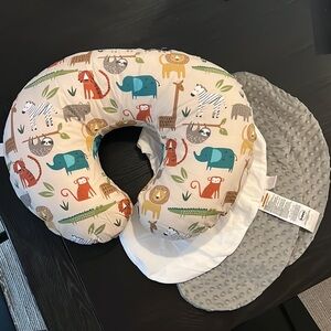 {Boppy} Boppy Pillow and Extra Covers